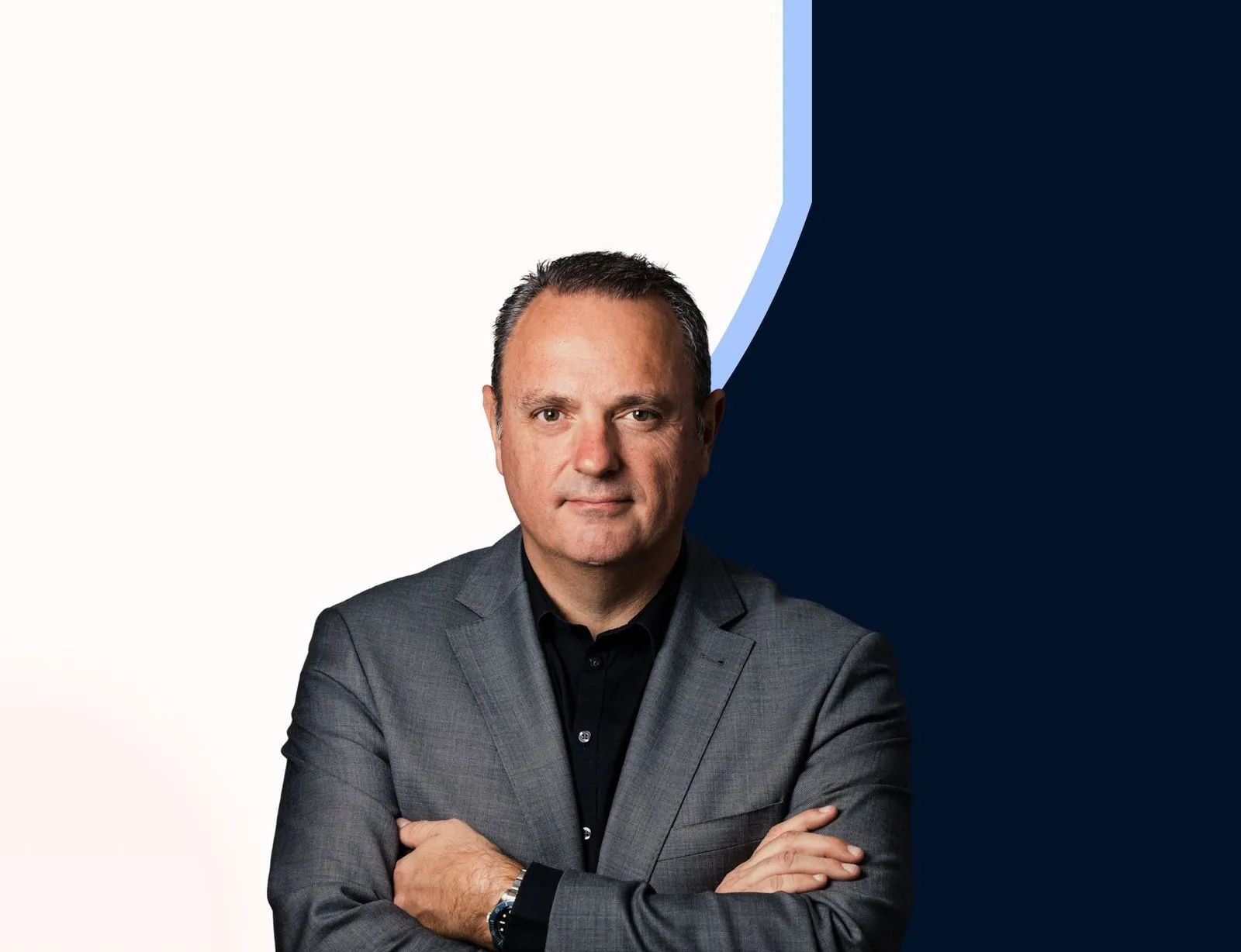 Portrait de Laurent Dutot, bras croisés, directeur commercial et marketing de CEO Car Caring