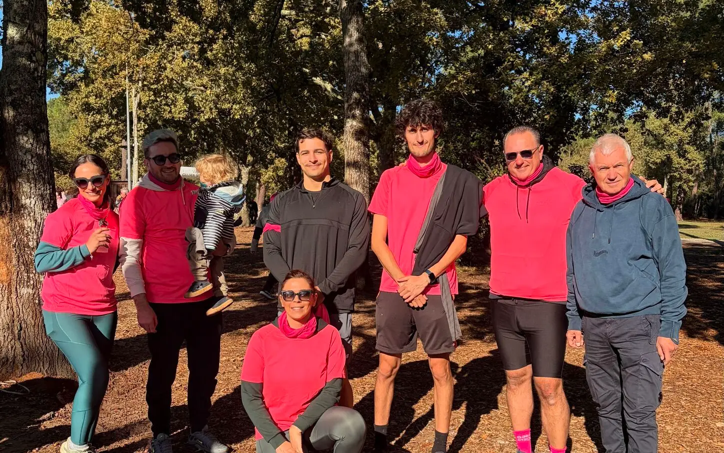 Les collaborateurs de CEO Car Caring et de MoveMyFleet en tee-shirt rose, réunis sous les arbres pour Octobre Rose 2026