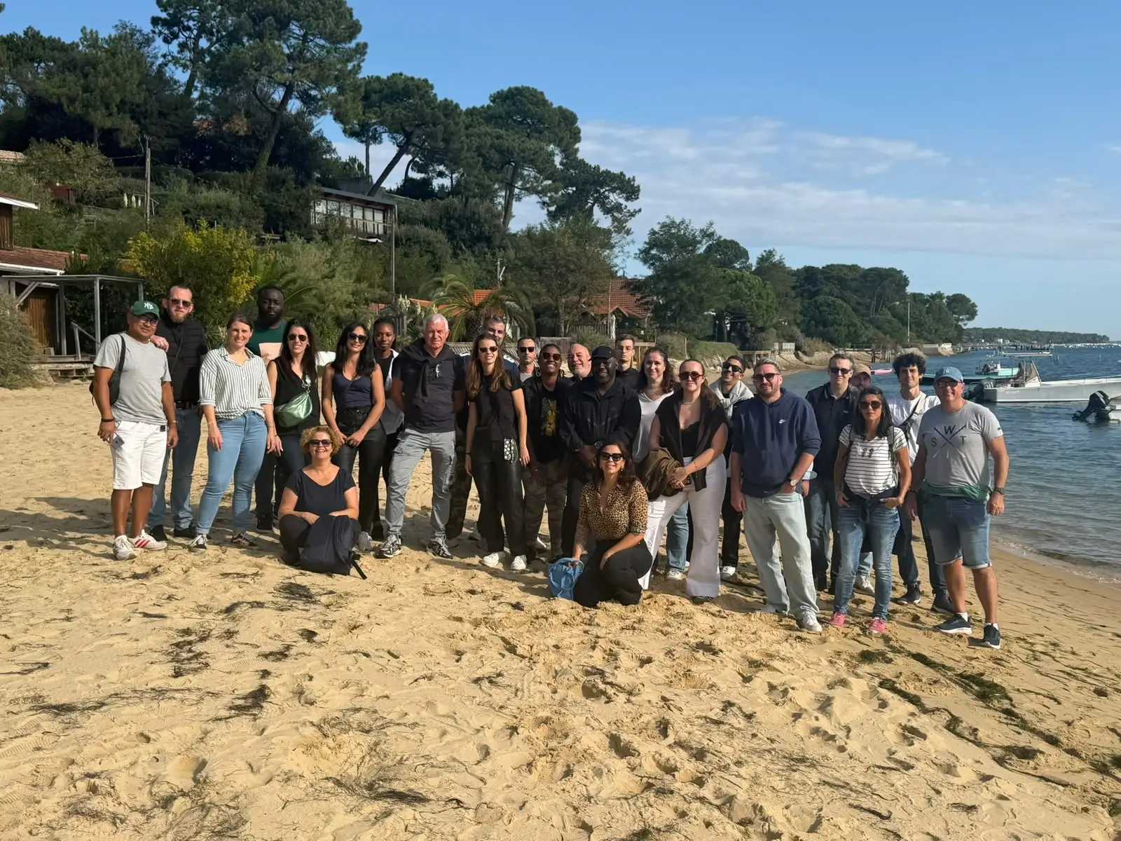 Les équipes de CEO Car Caring et de MoveMyFleet réunies sur une plage du Bassin d’Arcachon