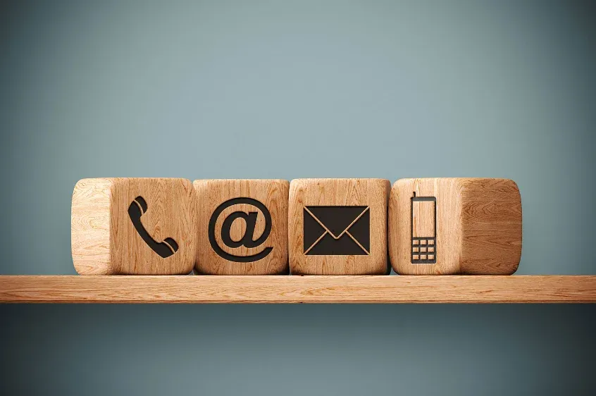 Cubes en bois avec les icônes téléphone, e-mail, courrier et mobile